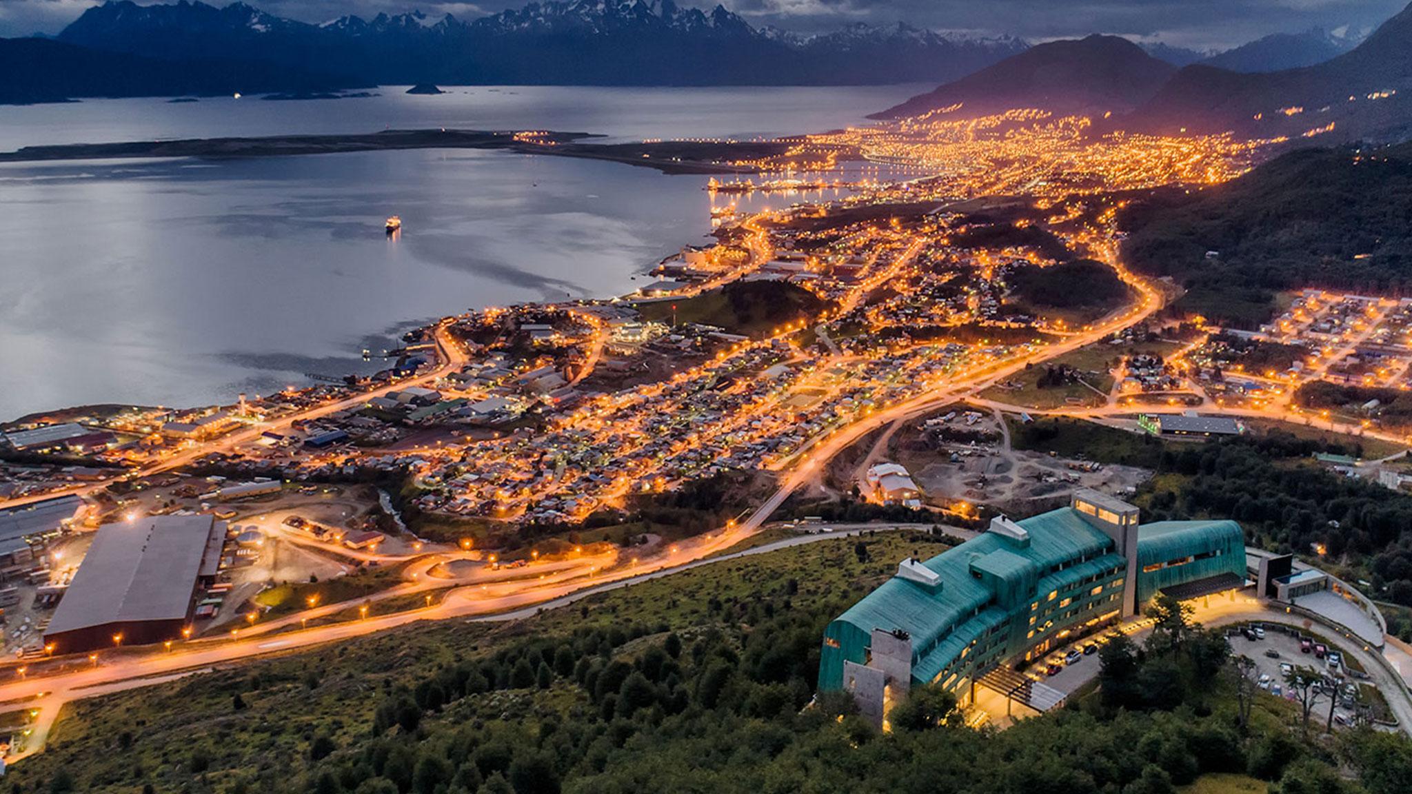 Arakur Ushuaia Resort & Spa Kültér fotó View of Ushuaia at night