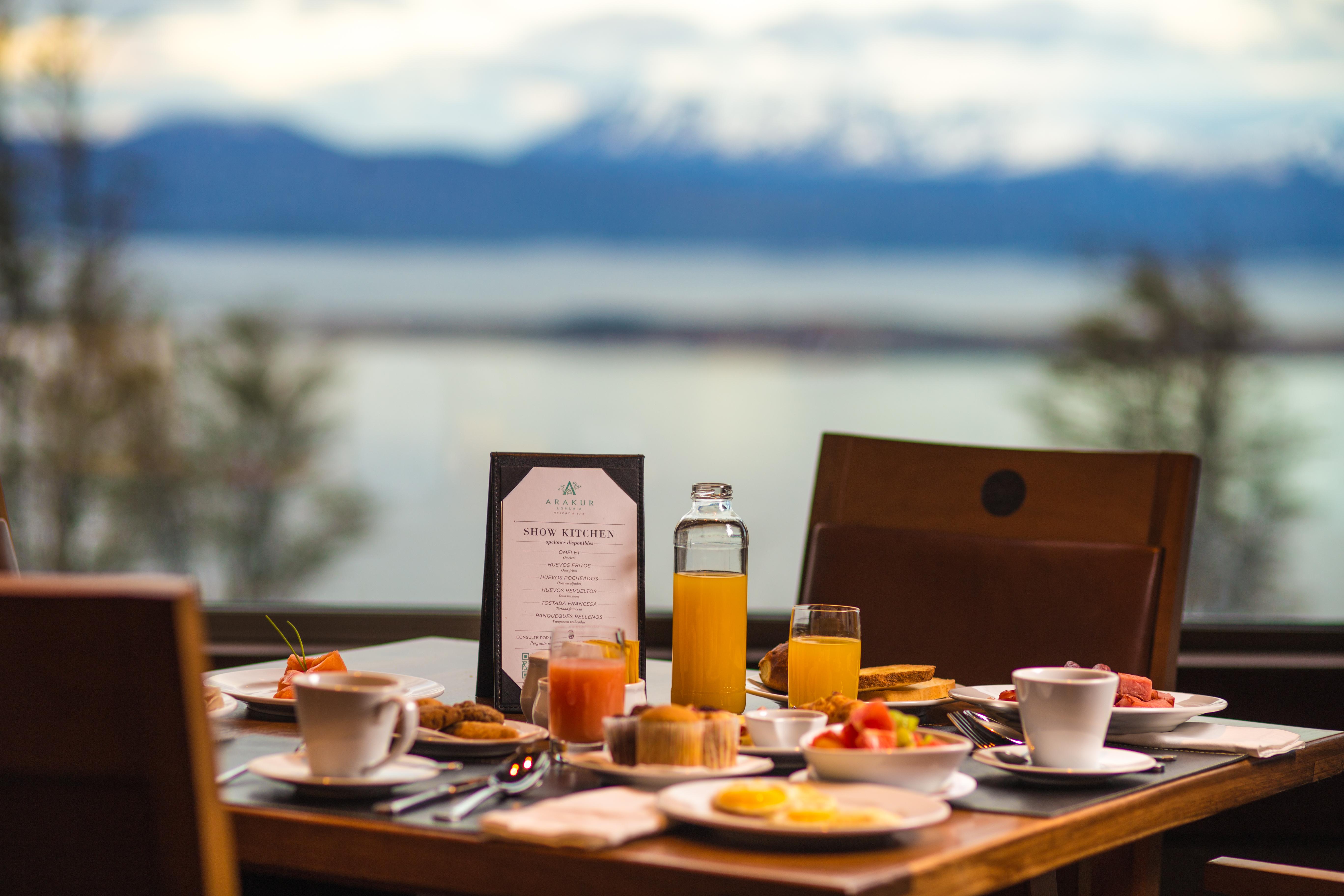 Arakur Ushuaia Resort & Spa Kültér fotó Breakfast at the Lake House