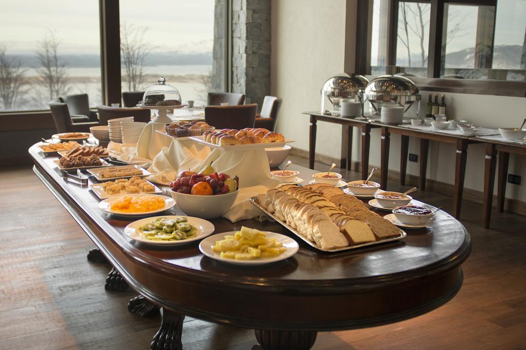 Arakur Ushuaia Resort & Spa Kültér fotó A buffet at a hotel