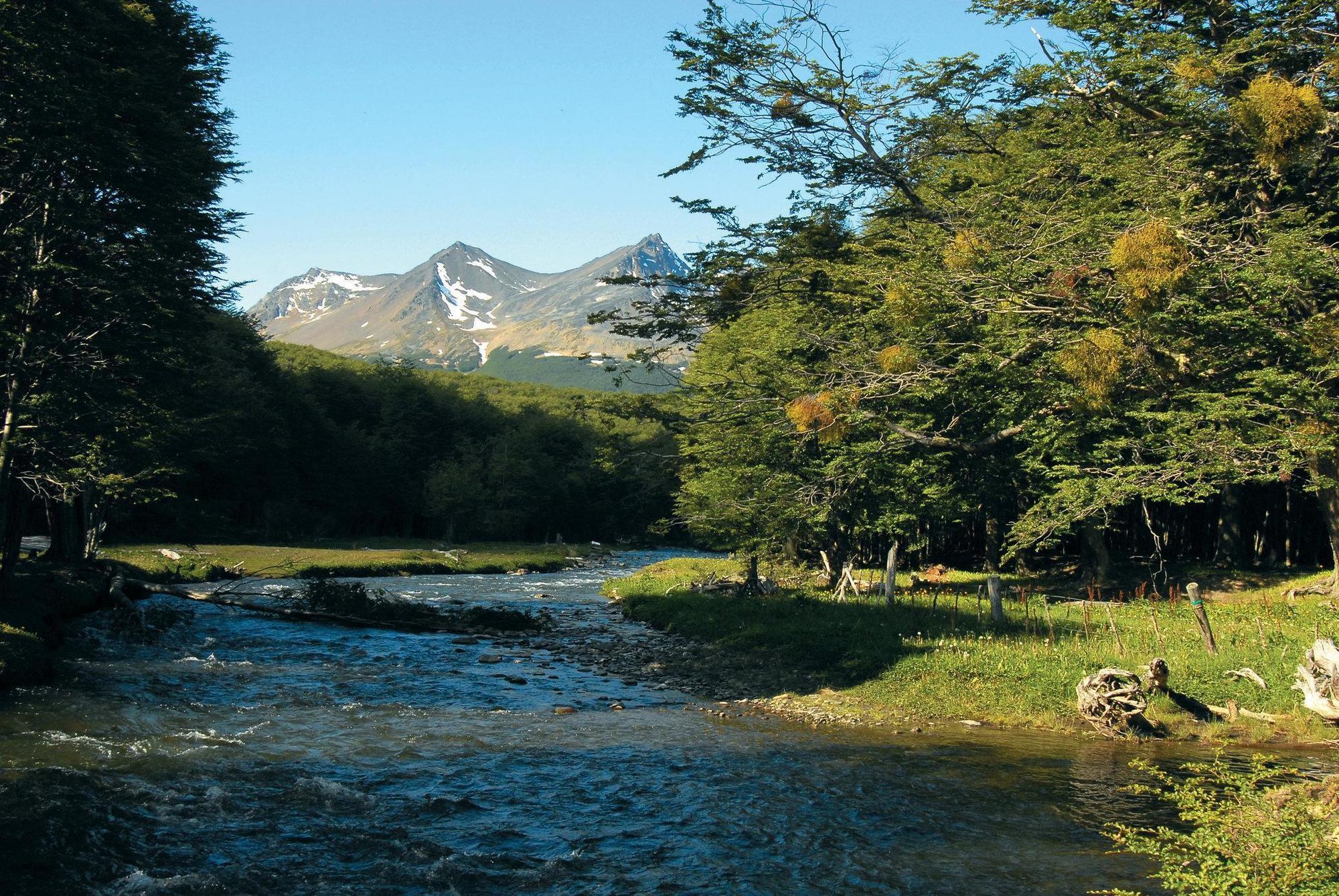Arakur Ushuaia Resort & Spa Kültér fotó The river near the town of Cumbres
